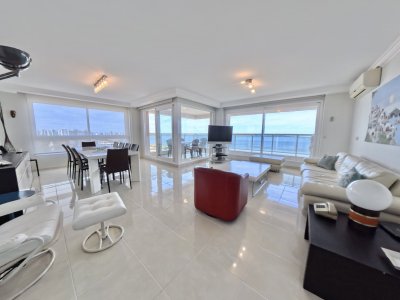 Apartamento ubicado en primera linea de la mansa. 3 suite mas dependencia de servicio, 2 garajes servicio de mucama, vigilancia 24 horas, garajista, playroom para niños, canchas, piscina interior climatizada, piscina exterior, parrilleros, bar, gimnasio, sauna, salón de fiestas, servicio de playa. BINTANG Propiedades.