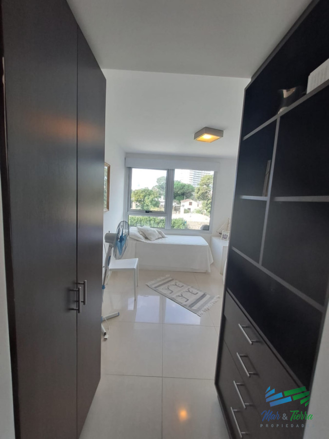 Apartamento ID.5404 - En venta Apartamento en Playa Mansa de 3 Dormitorios con vista playa mansa, Punta del Este