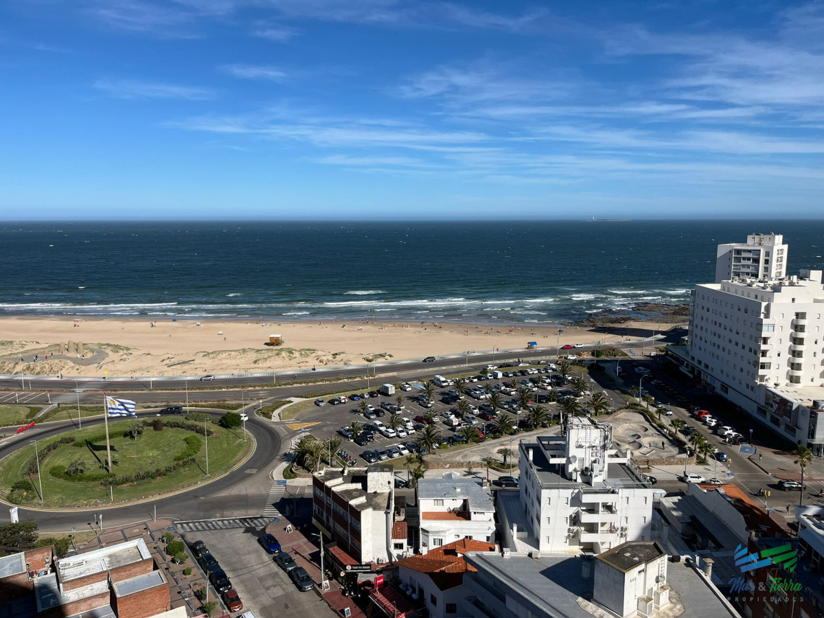 Apartamento ID.5439 - Apartamento en alquiler de 3 dormitorios en Primera Linea de Playa Mansa , Punta del este