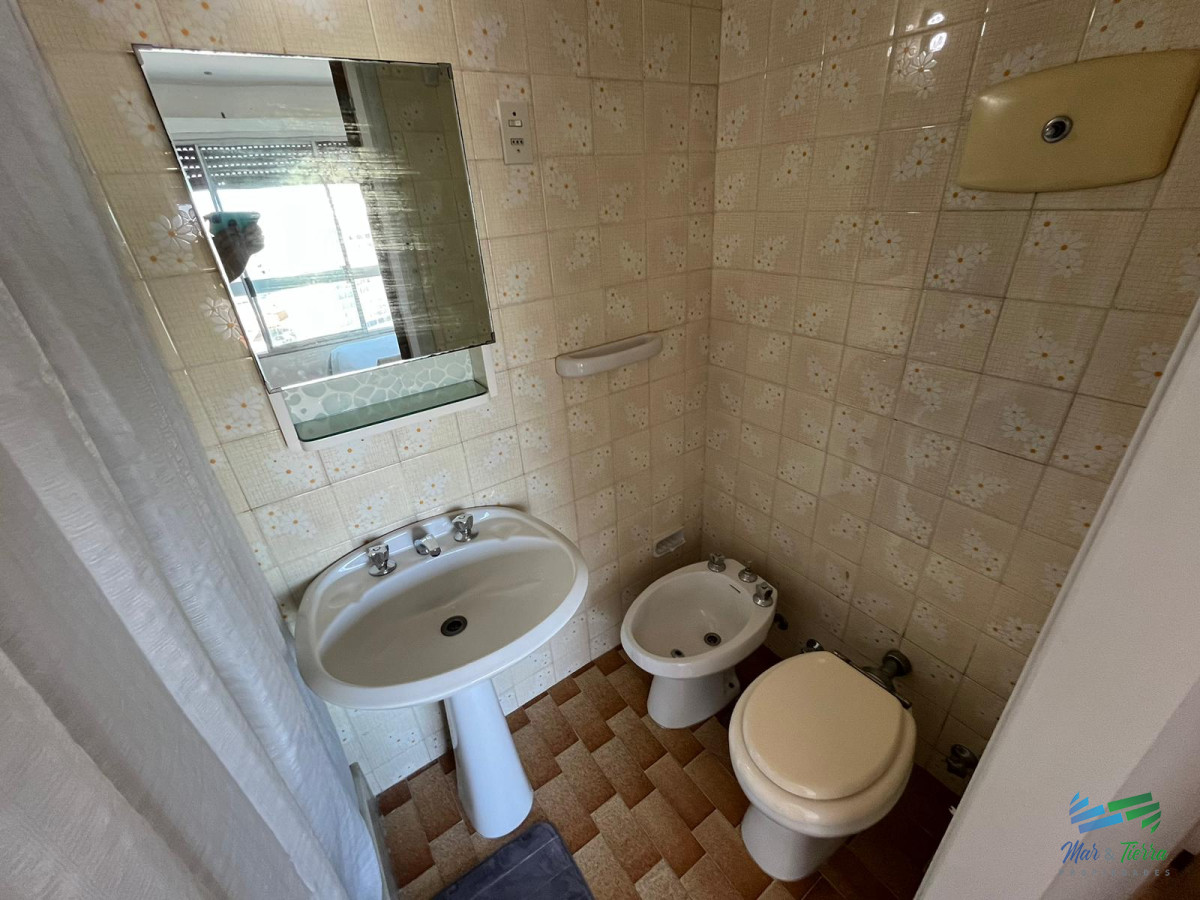 Apartamento ID.5439 - Apartamento en alquiler de 3 dormitorios en Primera Linea de Playa Mansa , Punta del este