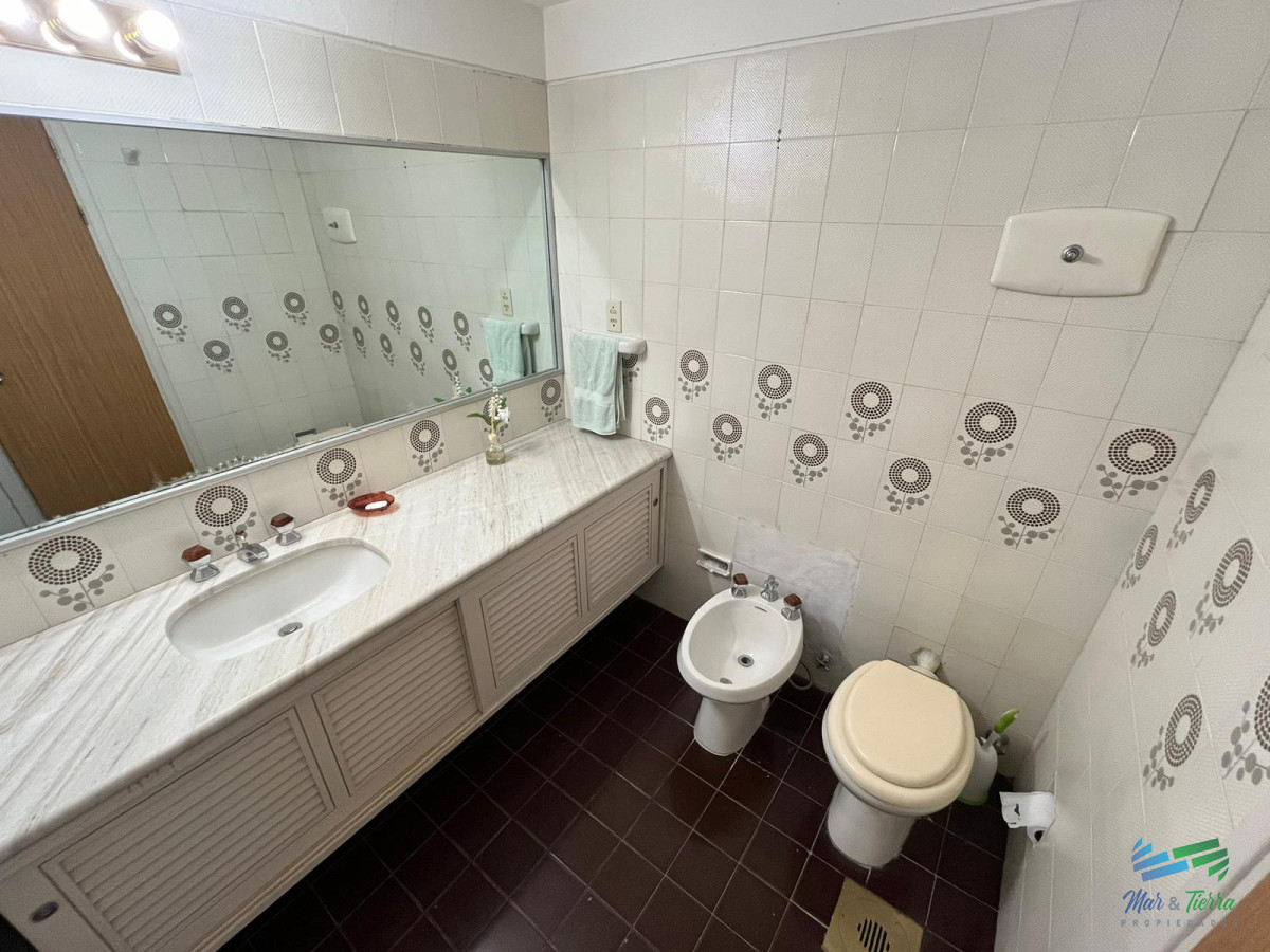 Apartamento ID.5439 - Apartamento en alquiler de 3 dormitorios en Primera Linea de Playa Mansa , Punta del este