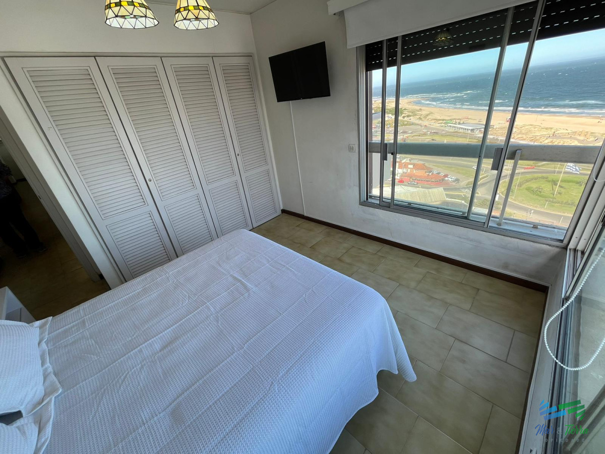 Apartamento ID.5439 - Apartamento en alquiler de 3 dormitorios en Primera Linea de Playa Mansa , Punta del este