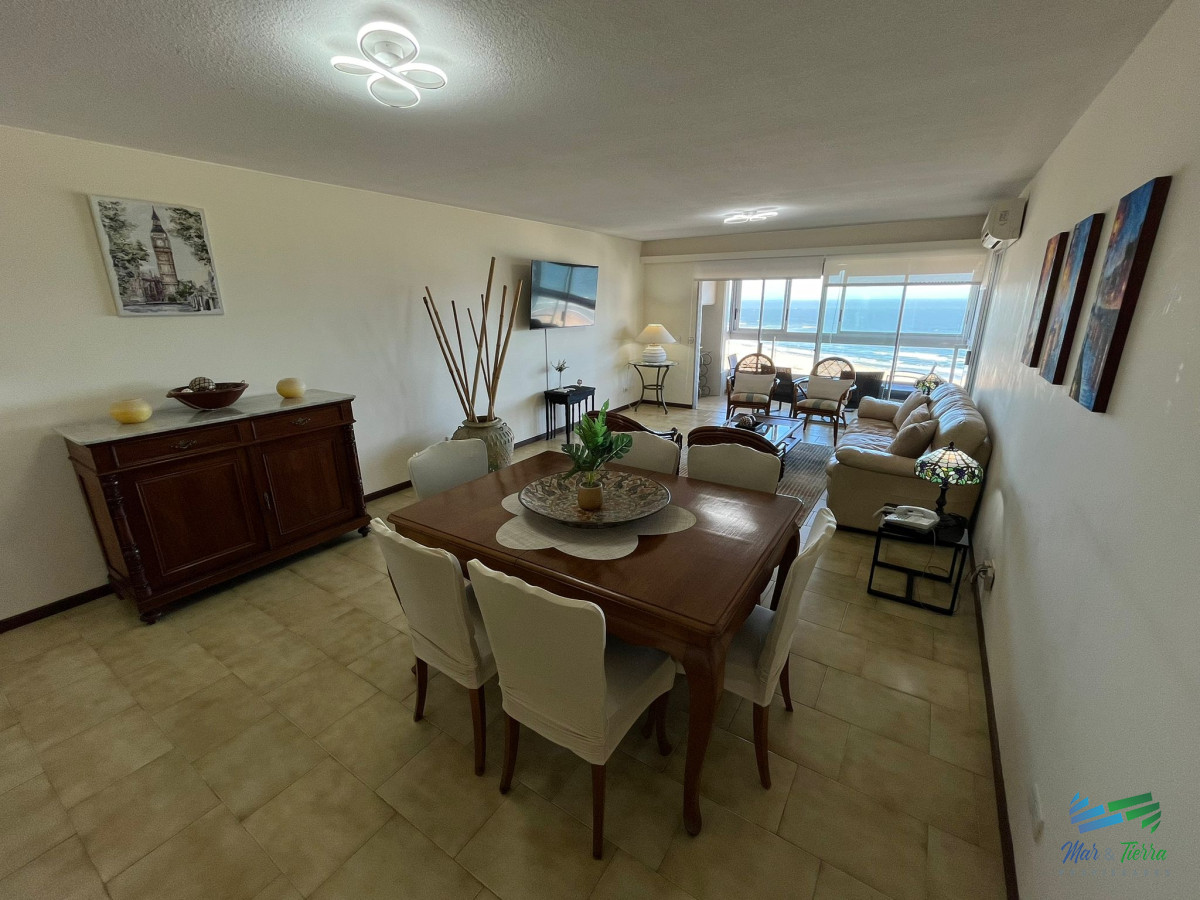 Apartamento ID.5439 - Apartamento en alquiler de 3 dormitorios en Primera Linea de Playa Mansa , Punta del este
