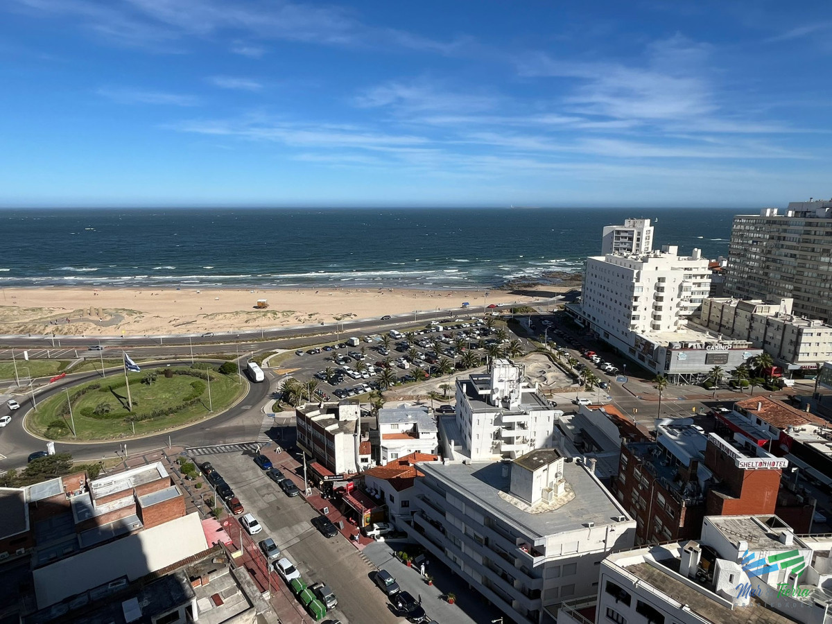 Apartamento ID.5439 - Apartamento en alquiler de 3 dormitorios en Primera Linea de Playa Mansa , Punta del este