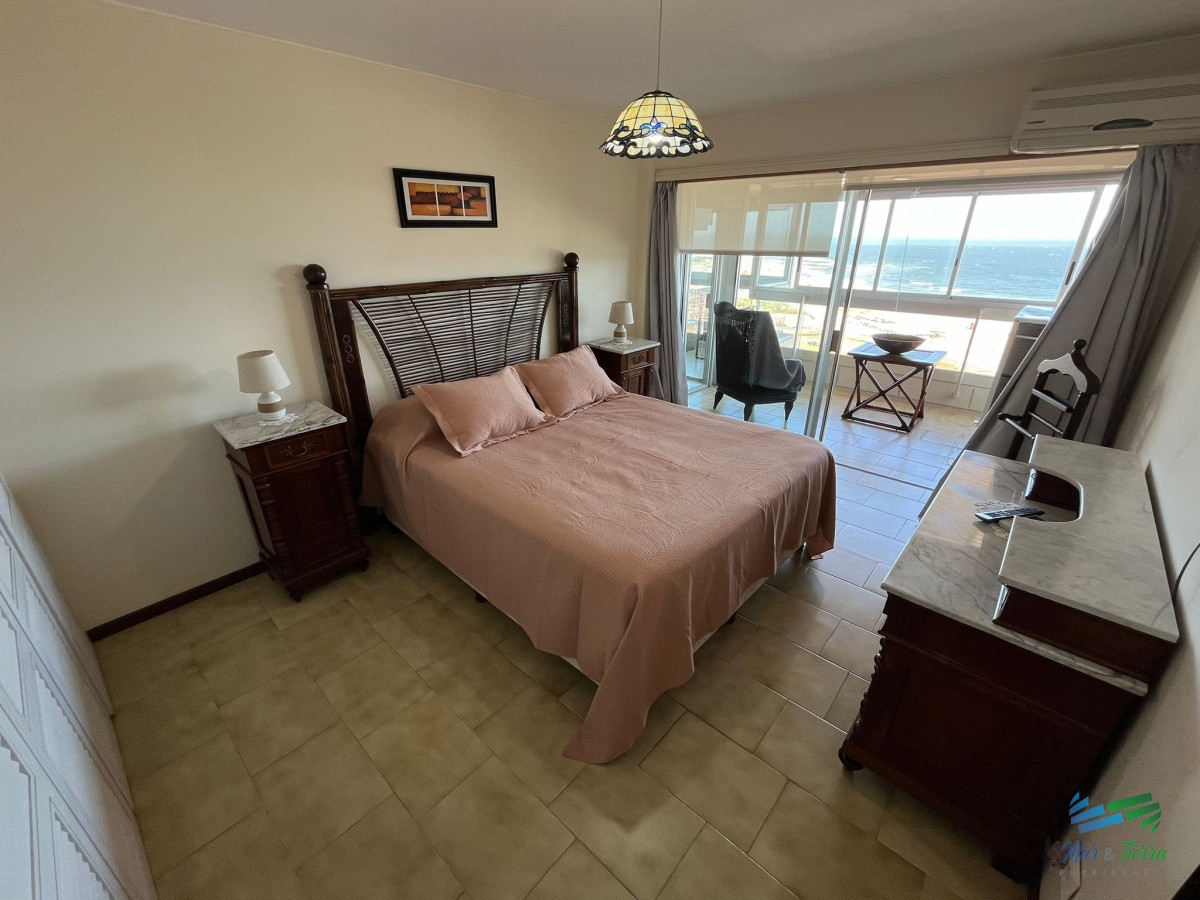 Apartamento ID.5439 - Apartamento en alquiler de 3 dormitorios en Primera Linea de Playa Mansa , Punta del este