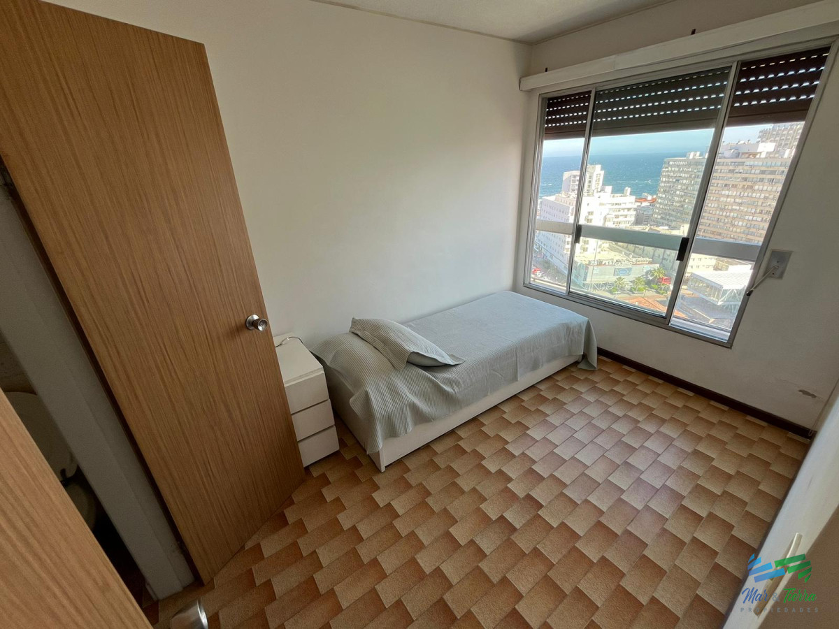 Apartamento ID.5439 - Apartamento en alquiler de 3 dormitorios en Primera Linea de Playa Mansa , Punta del este