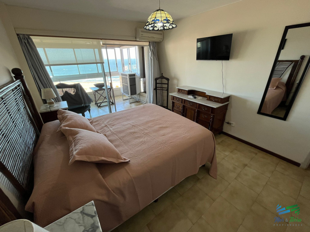 Apartamento ID.5439 - Apartamento en alquiler de 3 dormitorios en Primera Linea de Playa Mansa , Punta del este
