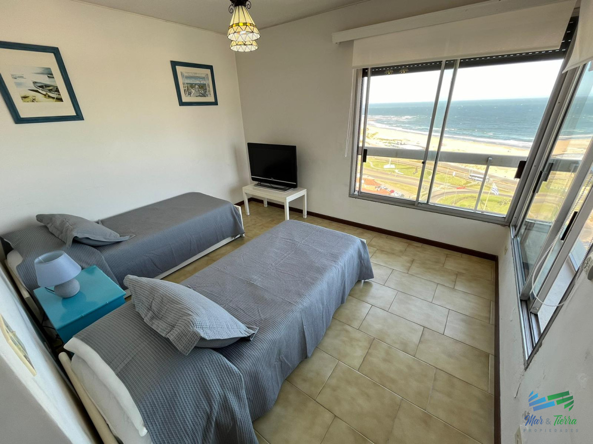Apartamento ID.5439 - Apartamento en alquiler de 3 dormitorios en Primera Linea de Playa Mansa , Punta del este