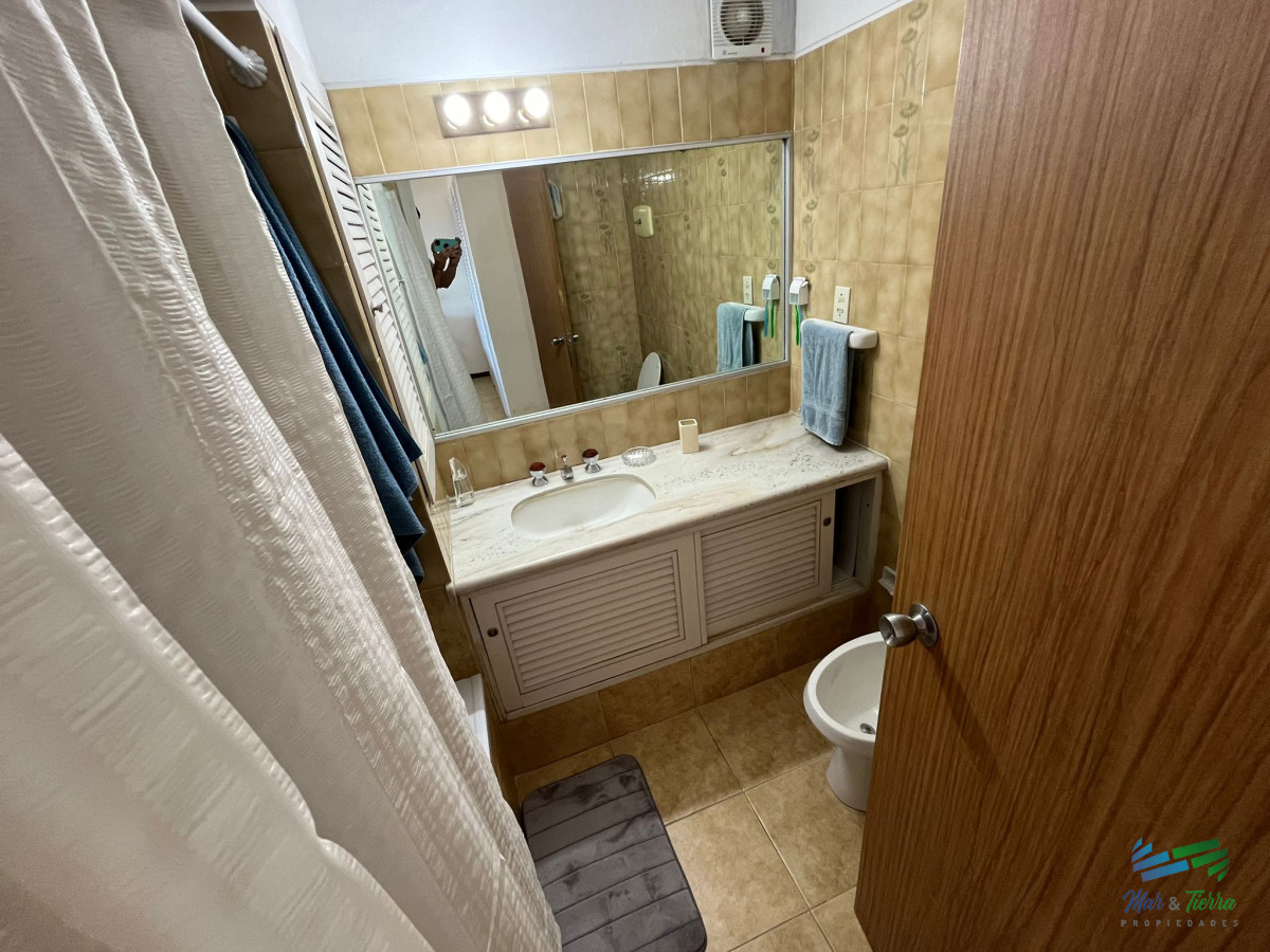 Apartamento ID.5439 - Apartamento en alquiler de 3 dormitorios en Primera Linea de Playa Mansa , Punta del este