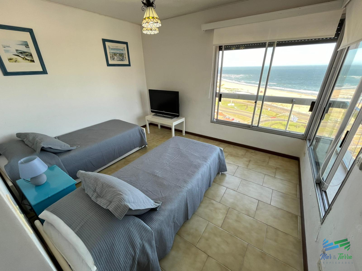 Apartamento ID.5439 - Apartamento en alquiler de 3 dormitorios en Primera Linea de Playa Mansa , Punta del este