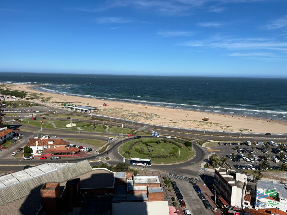 Apartamento ID.5439 - Apartamento en alquiler de 3 dormitorios en Primera Linea de Playa Mansa , Punta del este