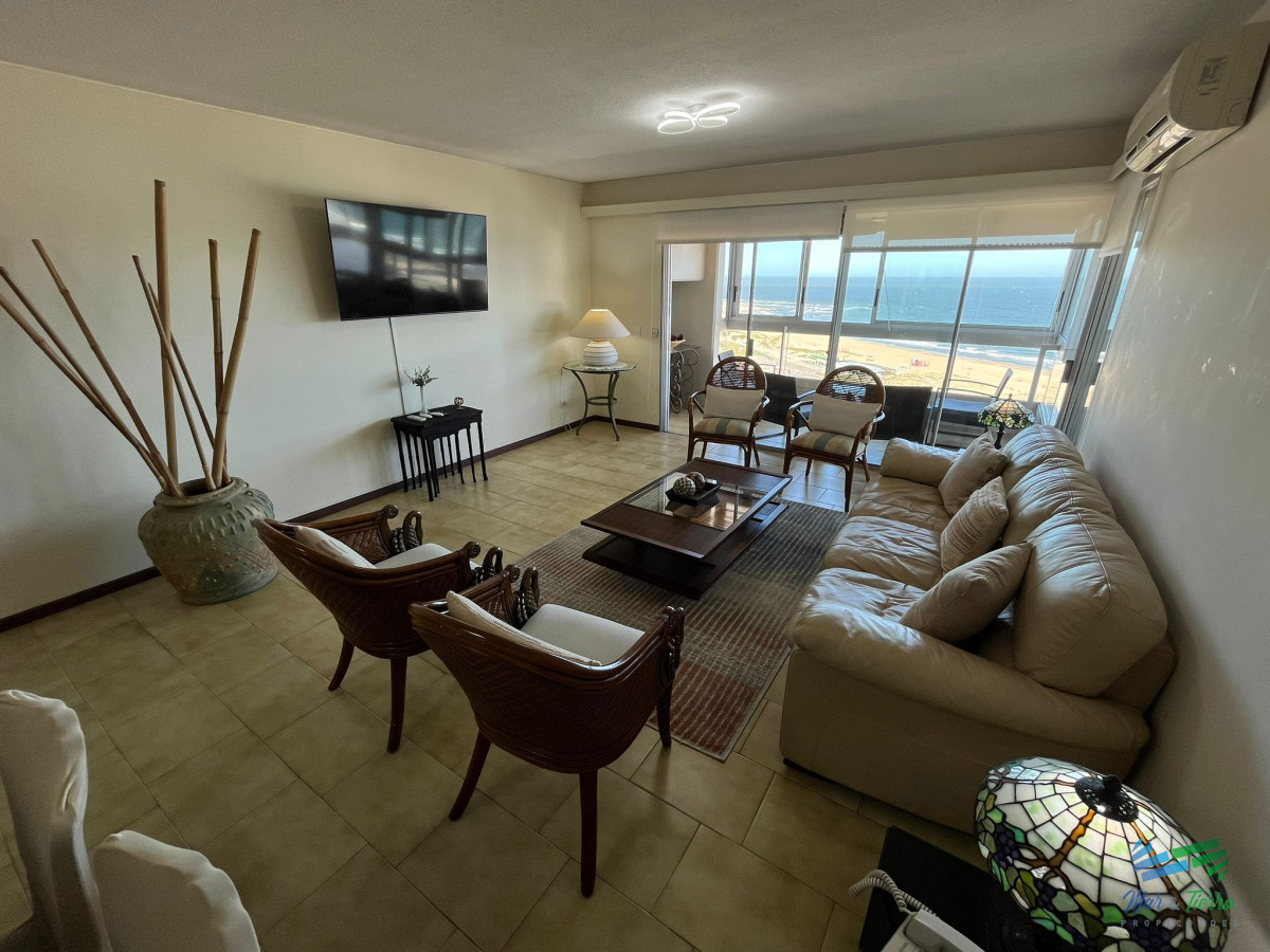 Apartamento ID.5439 - Apartamento en alquiler de 3 dormitorios en Primera Linea de Playa Mansa , Punta del este