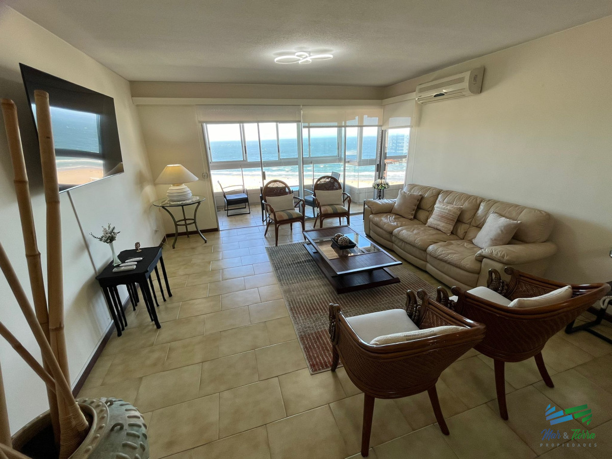 Apartamento ID.5439 - Apartamento en alquiler de 3 dormitorios en Primera Linea de Playa Mansa , Punta del este