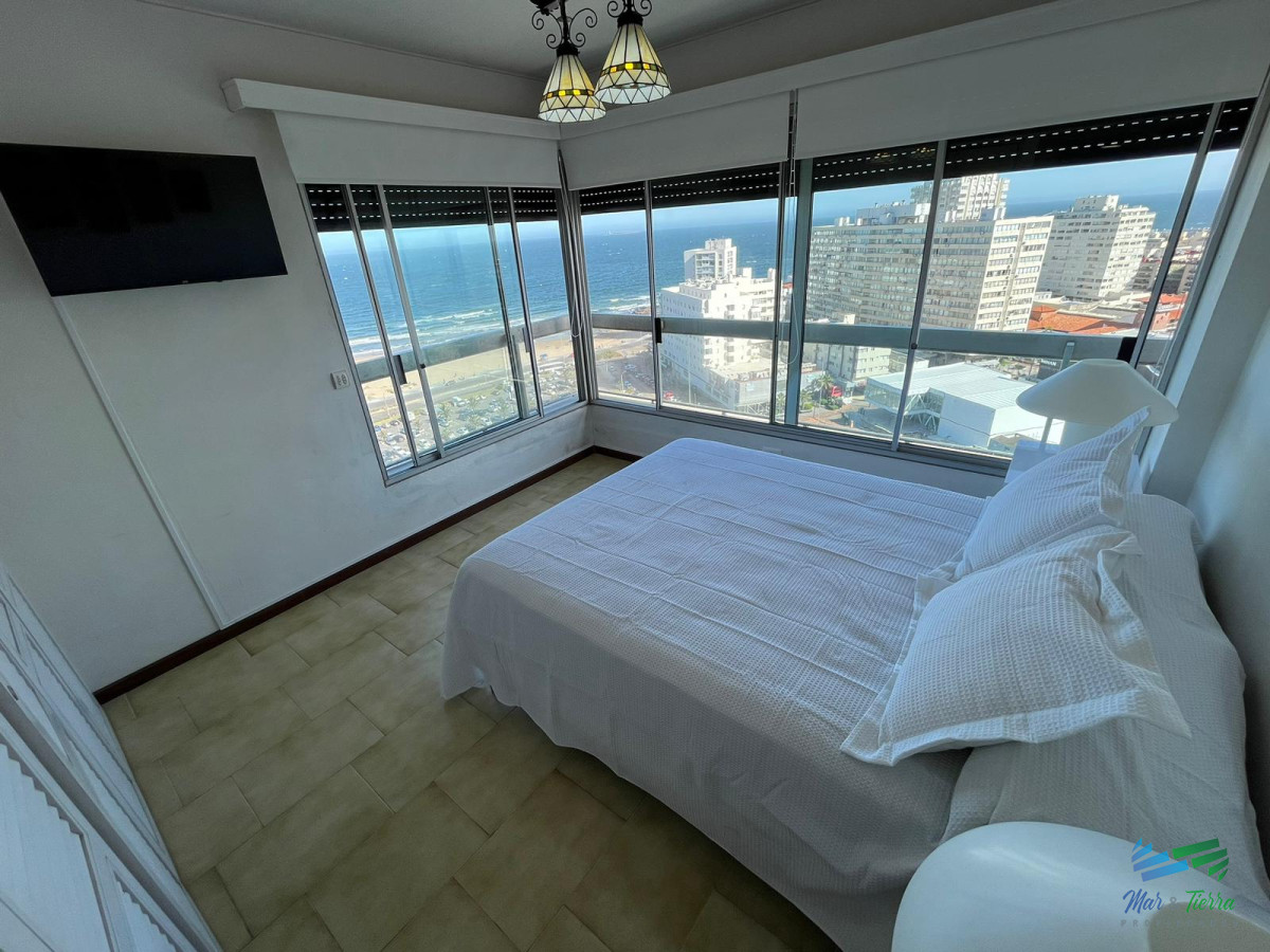 Apartamento ID.5439 - Apartamento en alquiler de 3 dormitorios en Primera Linea de Playa Mansa , Punta del este