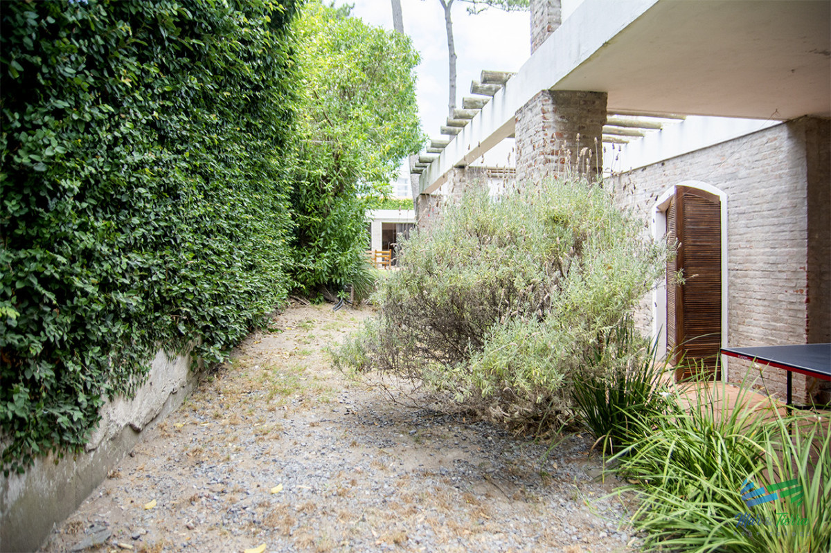 Casa ID.5816 - En venta casa de 5 dormitorios a metros de Playa Mansa, Punta del Este