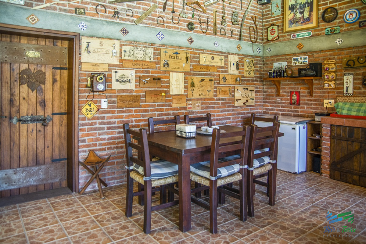 Casa ID.4592 - Venta Hermosa casa de 3 dormitorios en Jardines de Córdoba, Punta del Este con pileta y barbacoa