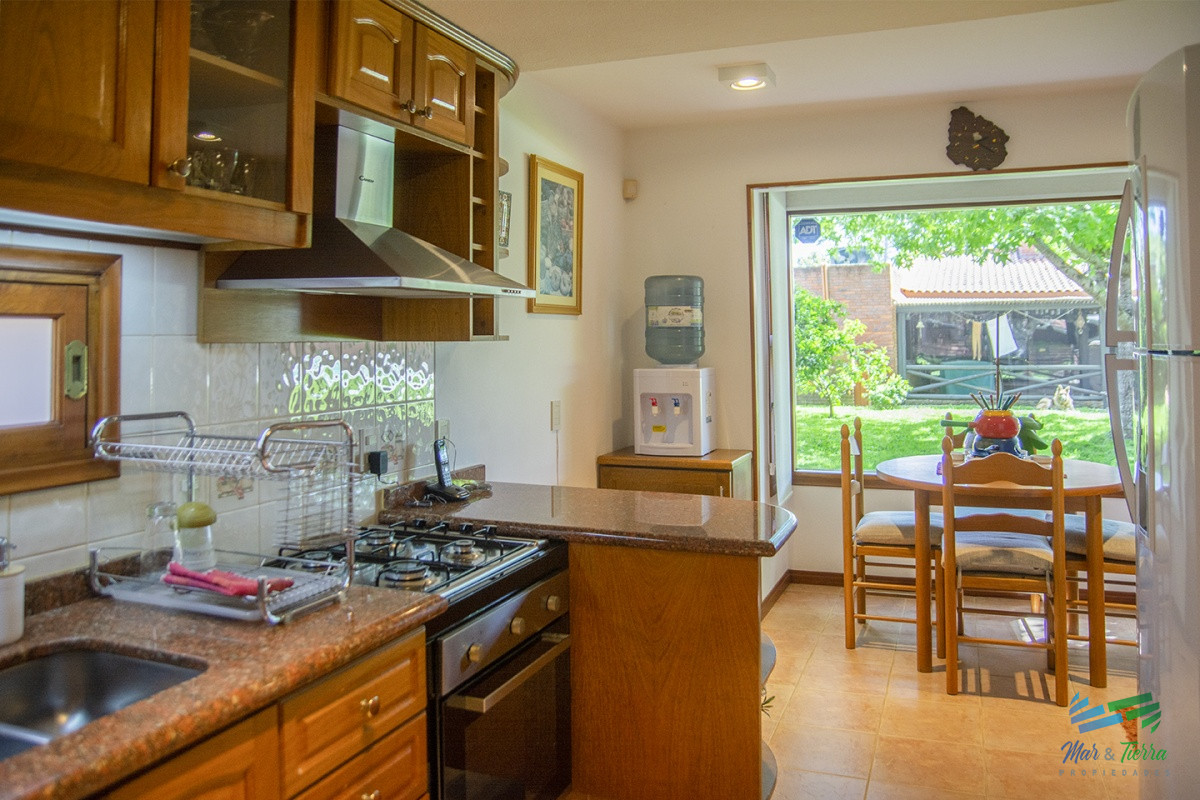 Casa ID.4592 - Venta Hermosa casa de 3 dormitorios en Jardines de Córdoba, Punta del Este con pileta y barbacoa