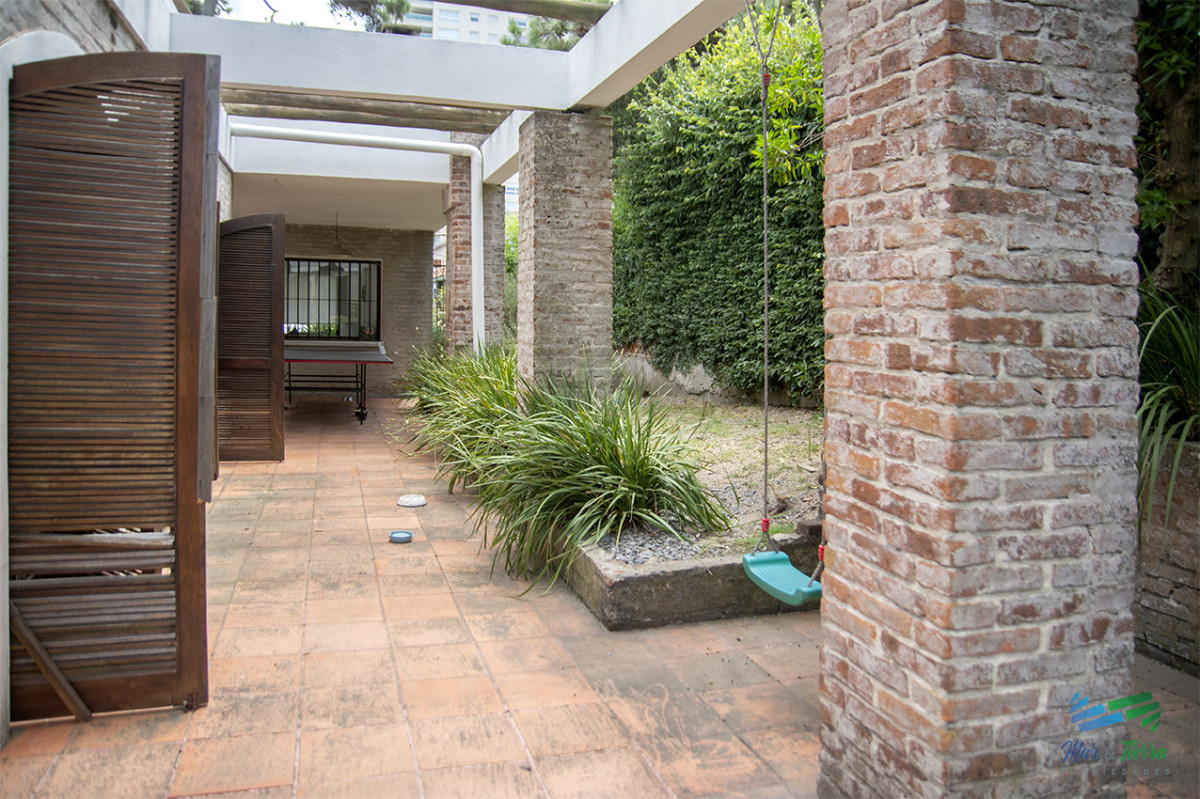 Casa ID.5816 - En venta casa de 5 dormitorios a metros de Playa Mansa, Punta del Este