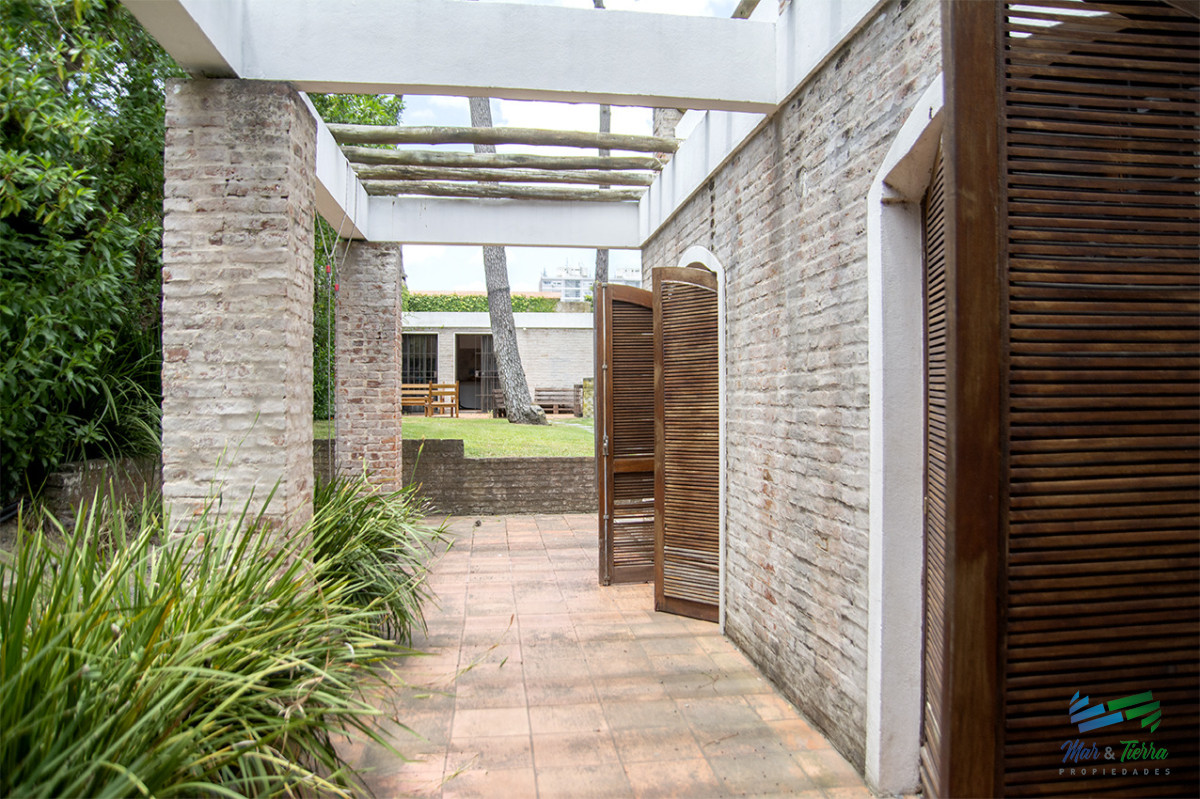 Casa ID.5816 - En venta casa de 5 dormitorios a metros de Playa Mansa, Punta del Este