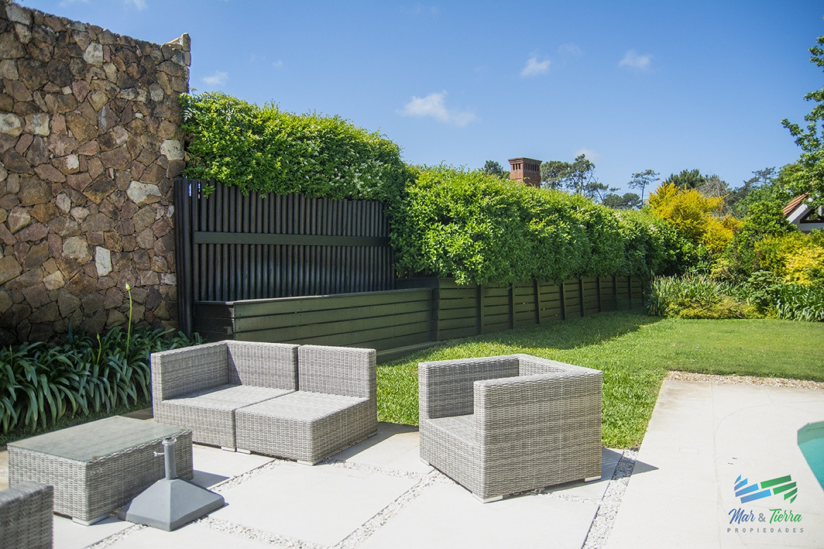 Casa ID.4592 - Venta Hermosa casa de 3 dormitorios en Jardines de Córdoba, Punta del Este con pileta y barbacoa