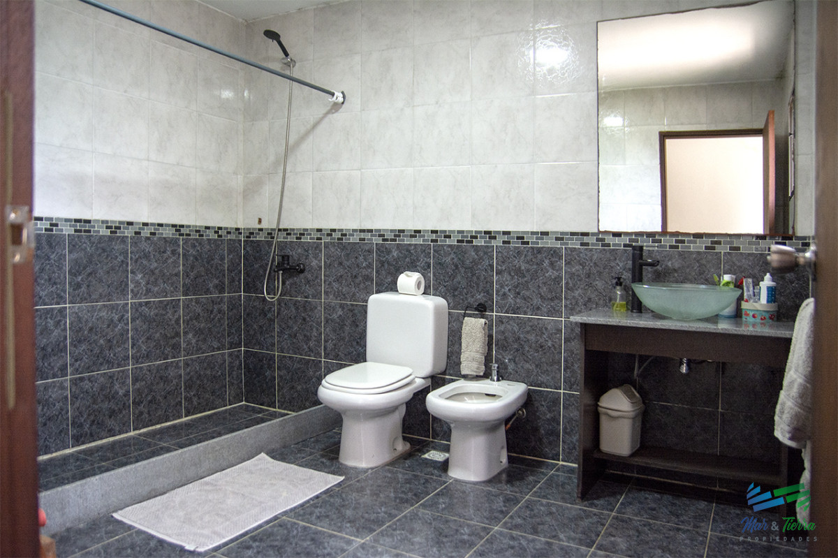 Casa ID.5816 - En venta casa de 5 dormitorios a metros de Playa Mansa, Punta del Este