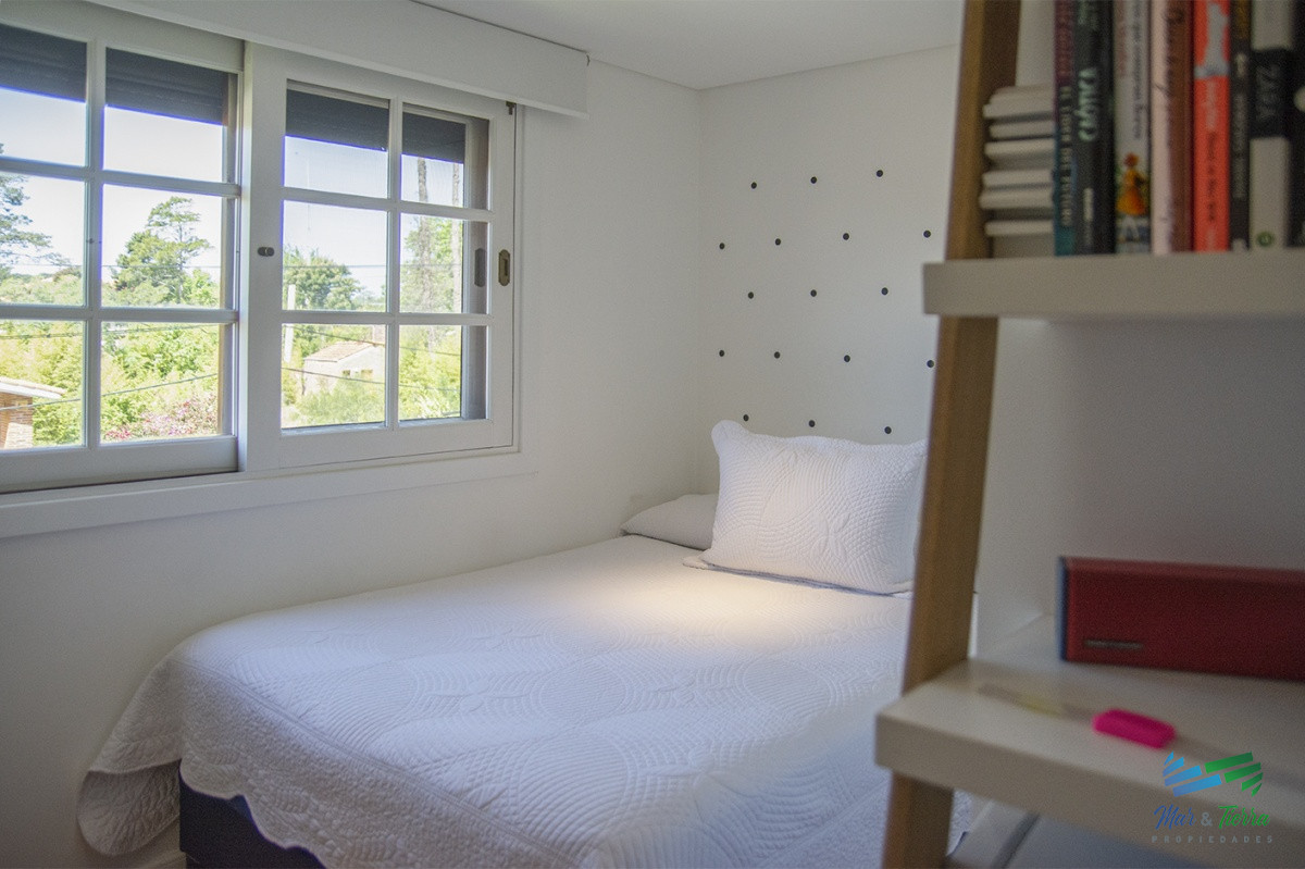 Casa ID.4592 - Venta Hermosa casa de 3 dormitorios en Jardines de Córdoba, Punta del Este con pileta y barbacoa