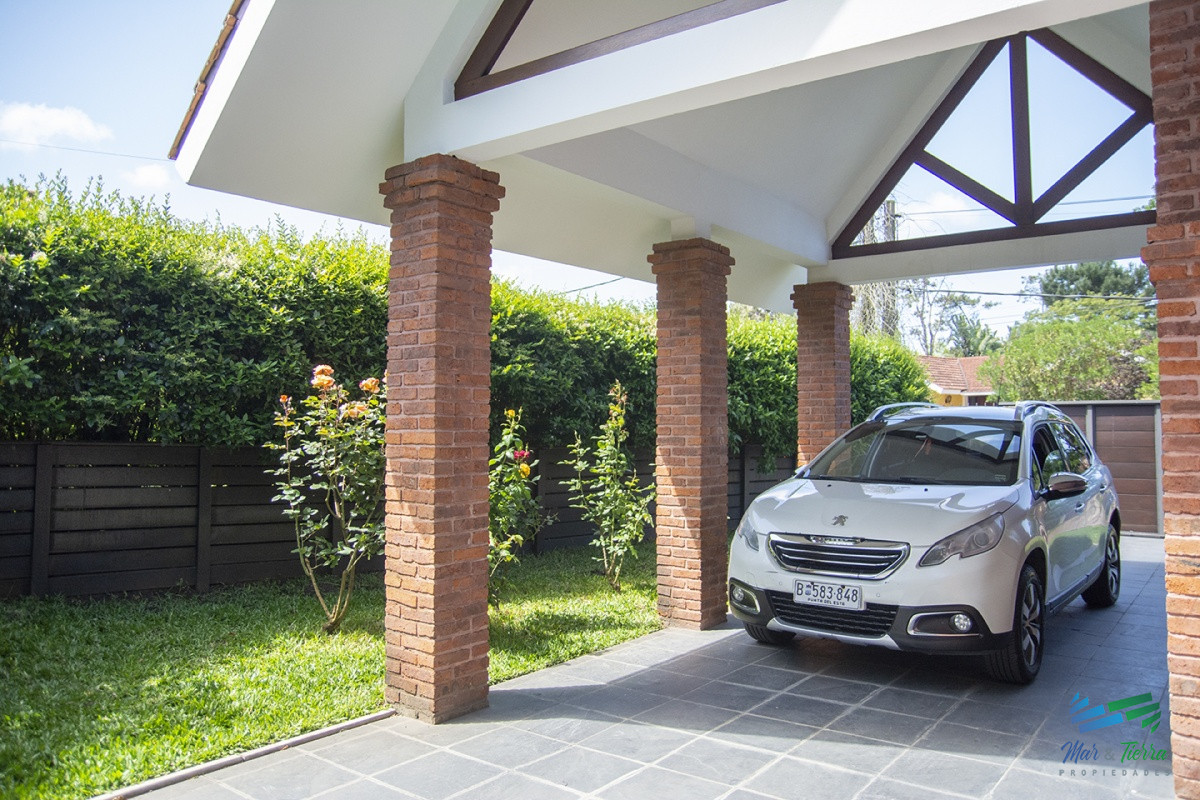 Casa ID.4592 - Venta Hermosa casa de 3 dormitorios en Jardines de Córdoba, Punta del Este con pileta y barbacoa