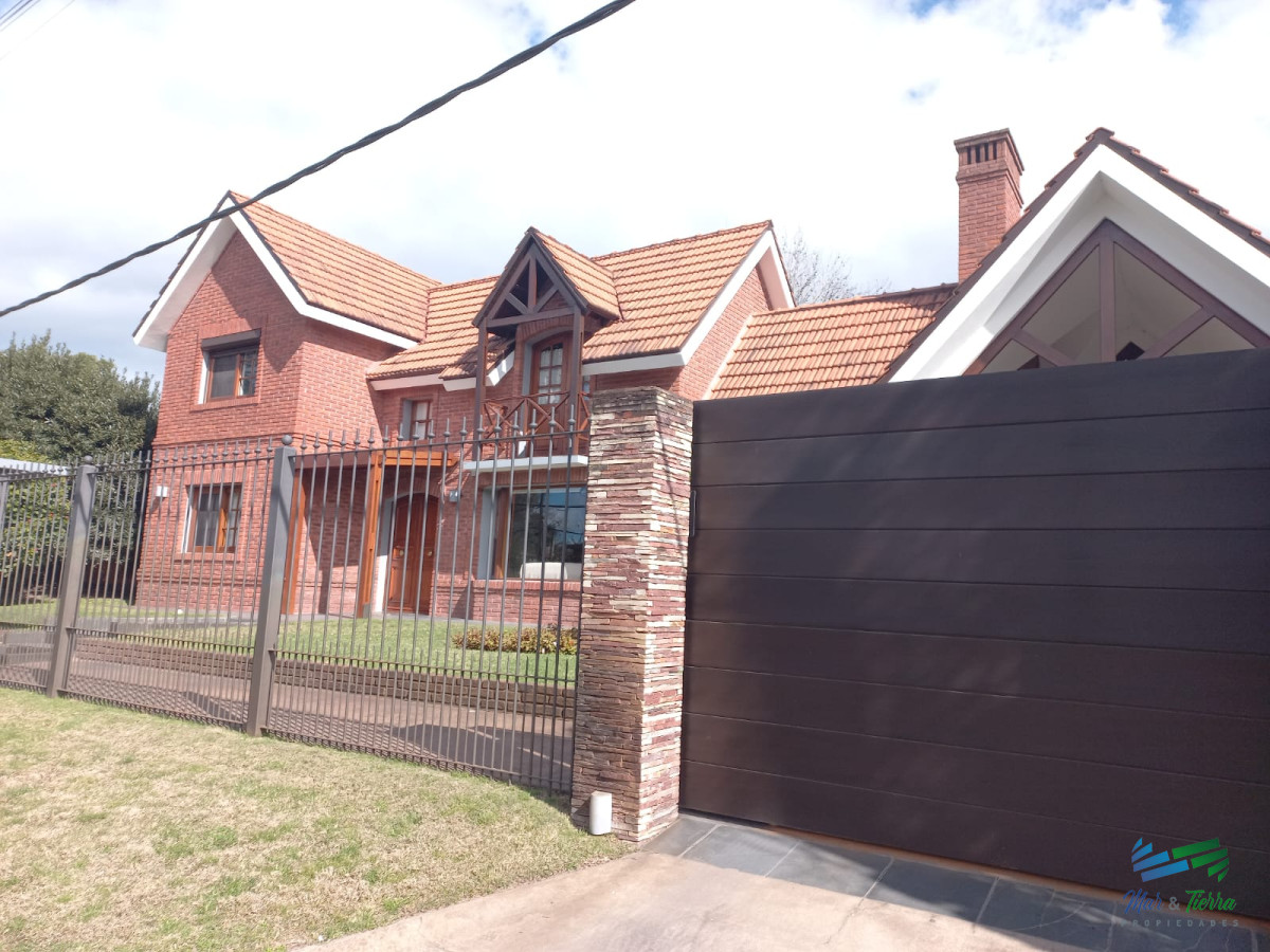 Casa ID.4592 - Venta Hermosa casa de 3 dormitorios en Jardines de Córdoba, Punta del Este con pileta y barbacoa