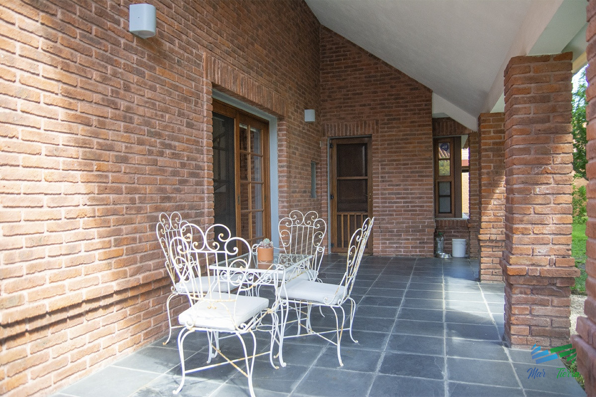 Casa ID.4592 - Venta Hermosa casa de 3 dormitorios en Jardines de Córdoba, Punta del Este con pileta y barbacoa