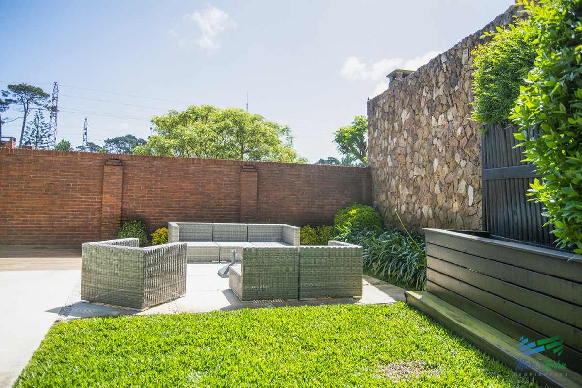 Casa ID.4592 - Venta Hermosa casa de 3 dormitorios en Jardines de Córdoba, Punta del Este con pileta y barbacoa