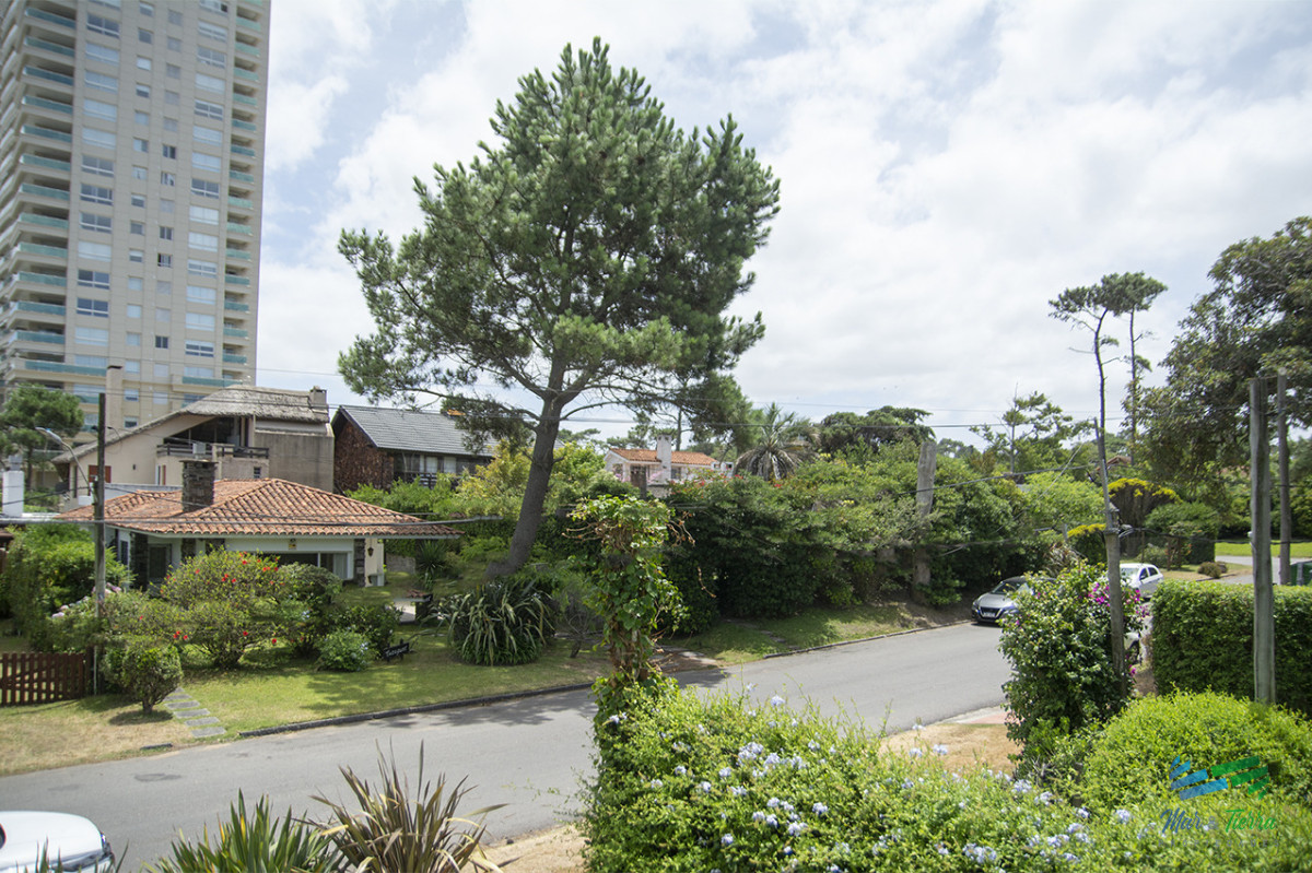Casa ID.5816 - En venta casa de 5 dormitorios a metros de Playa Mansa, Punta del Este