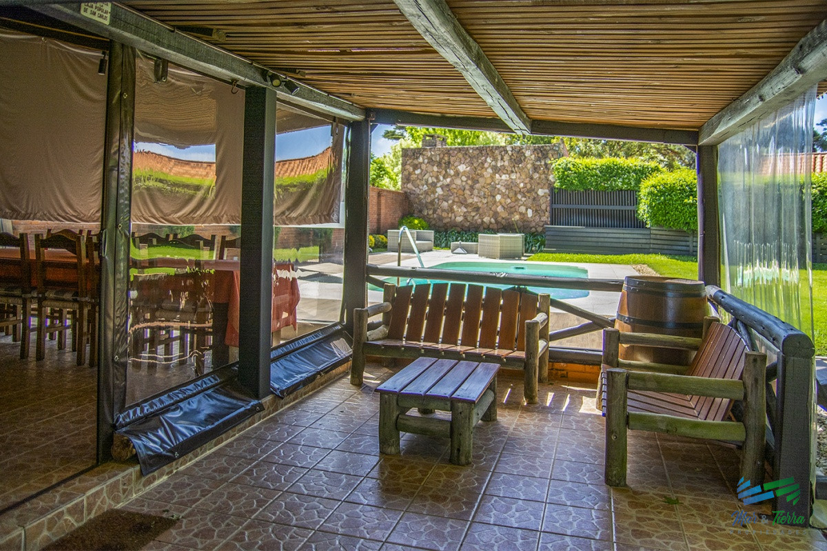 Casa ID.4592 - Venta Hermosa casa de 3 dormitorios en Jardines de Córdoba, Punta del Este con pileta y barbacoa