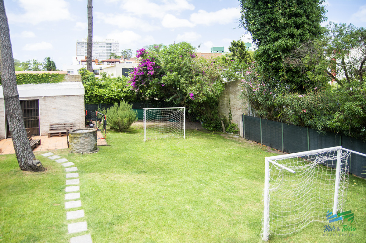 Casa ID.5816 - En venta casa de 5 dormitorios a metros de Playa Mansa, Punta del Este