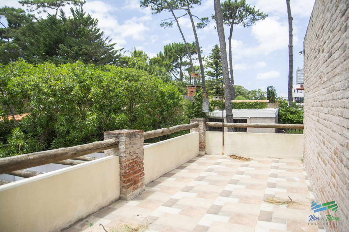 Casa ID.5816 - En venta casa de 5 dormitorios a metros de Playa Mansa, Punta del Este