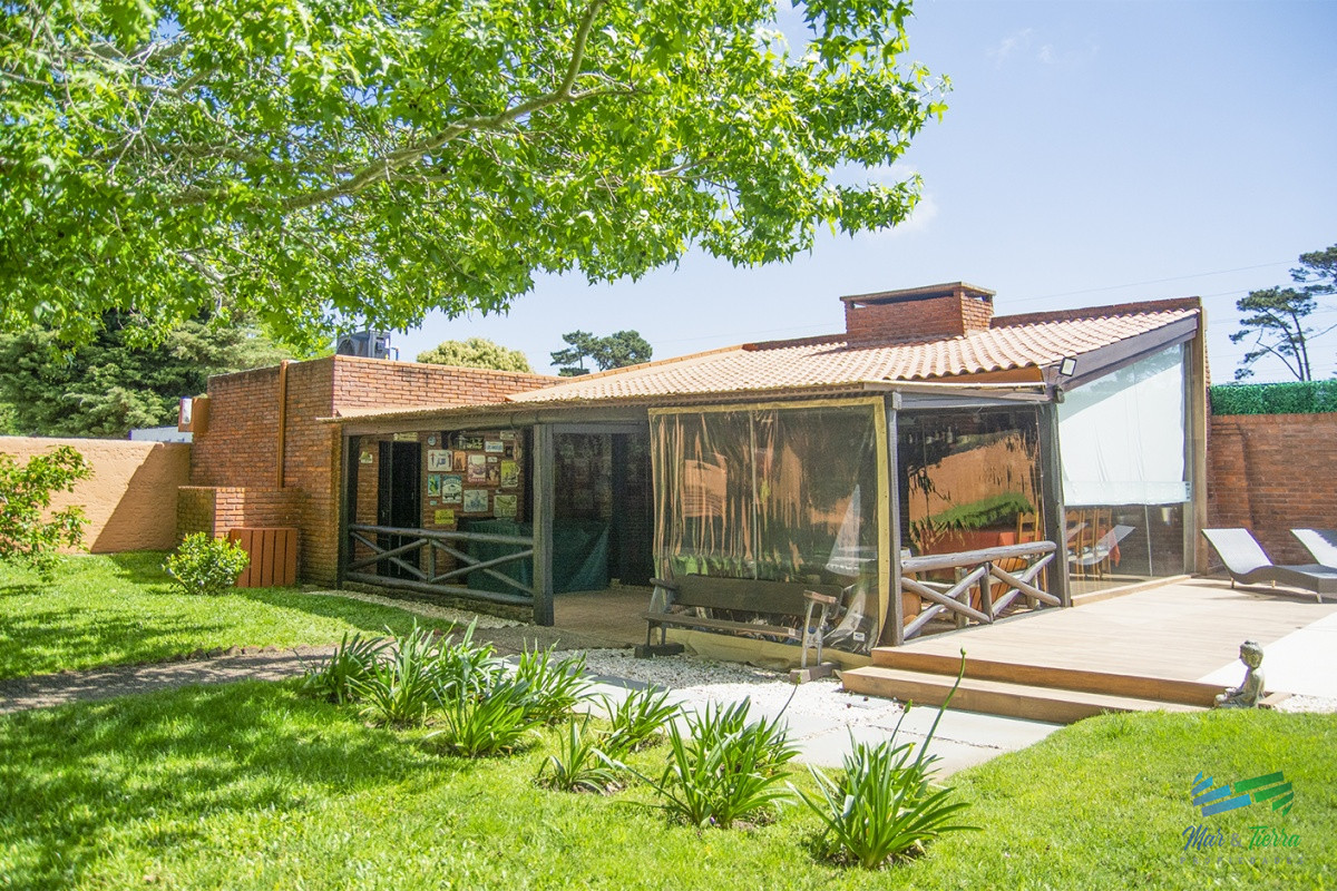 Casa ID.4592 - Venta Hermosa casa de 3 dormitorios en Jardines de Córdoba, Punta del Este con pileta y barbacoa