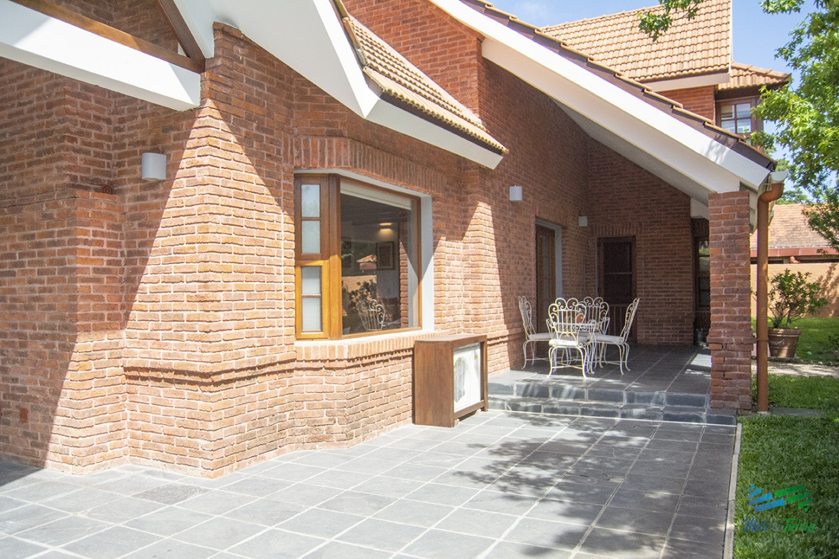 Casa ID.4592 - Venta Hermosa casa de 3 dormitorios en Jardines de Córdoba, Punta del Este con pileta y barbacoa