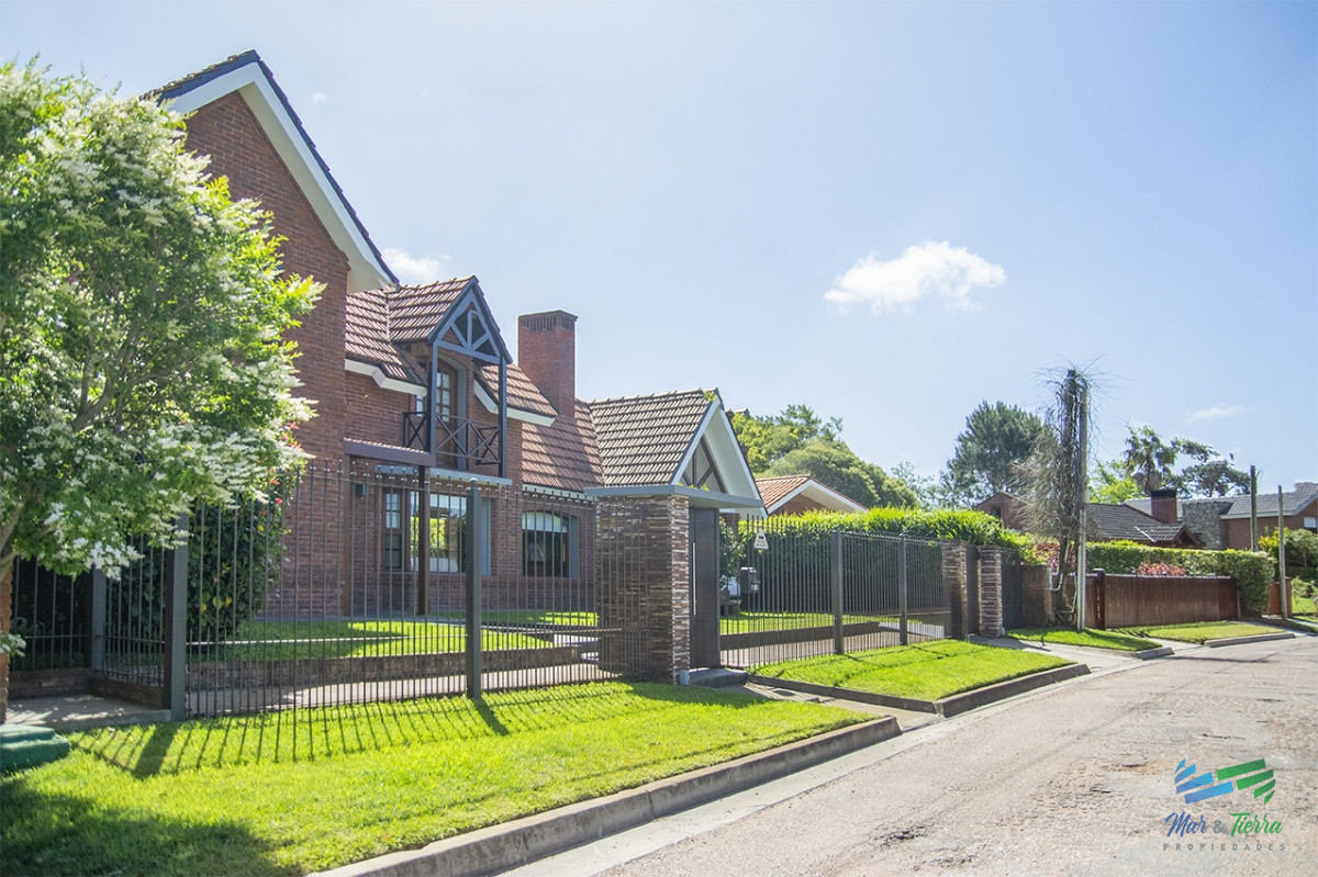 Casa ID.4592 - Venta Hermosa casa de 3 dormitorios en Jardines de Córdoba, Punta del Este con pileta y barbacoa
