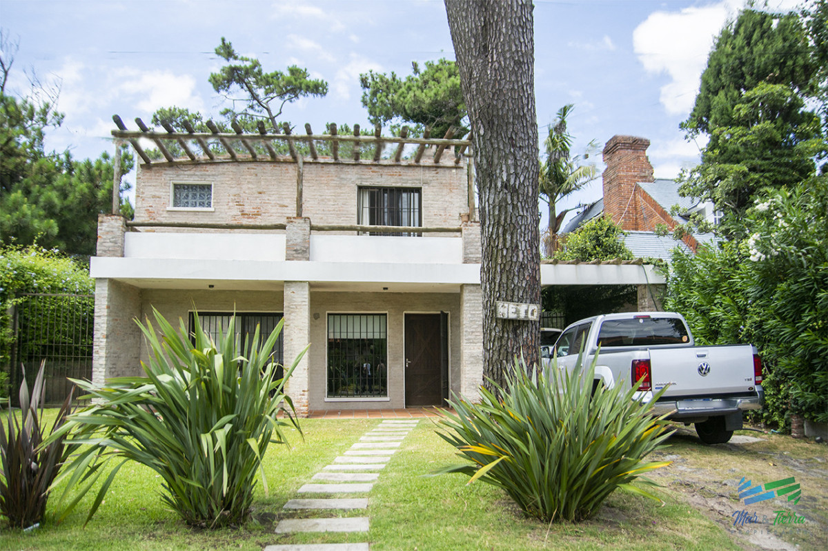 Casa ID.5816 - En venta casa de 5 dormitorios a metros de Playa Mansa, Punta del Este