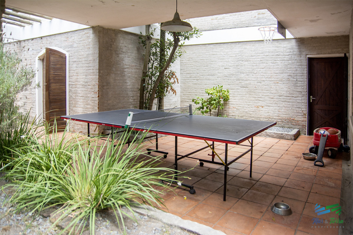 Casa ID.5816 - En venta casa de 5 dormitorios a metros de Playa Mansa, Punta del Este