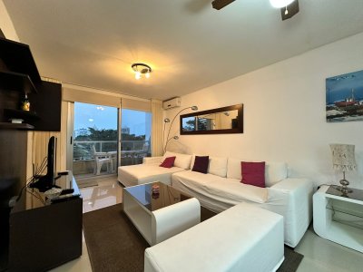 Oportunidad. Vende apartamento de 2 dormitorios con azotea y parrillero, Punta del Este  - Ref : EQP6210