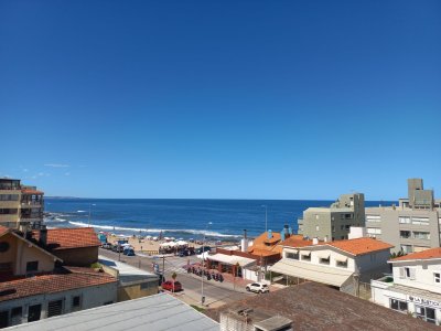 Vende apartamento de 3 dormitorios en Peninsula. Amplia terraza con parrillero propio.  - Ref : EQP4031
