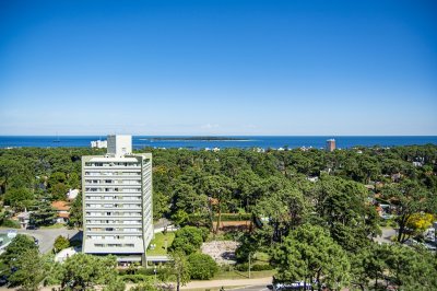 En venta apartamento de 3 dormitorios con muy buena vista a la bahía, Punta del Este. - Ref : EQP4032