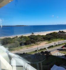 Venta Apartamento de 2 dormitorios con vista al mar en Playa Mansa, Punta del Este. - Ref : EQP4936