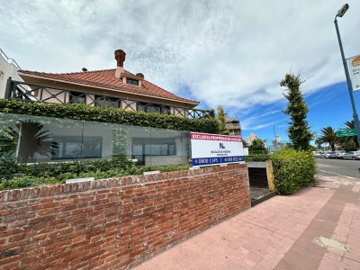 Casa de gran tamaño ubicada a pasos del Mar - Ref : EQP6569
