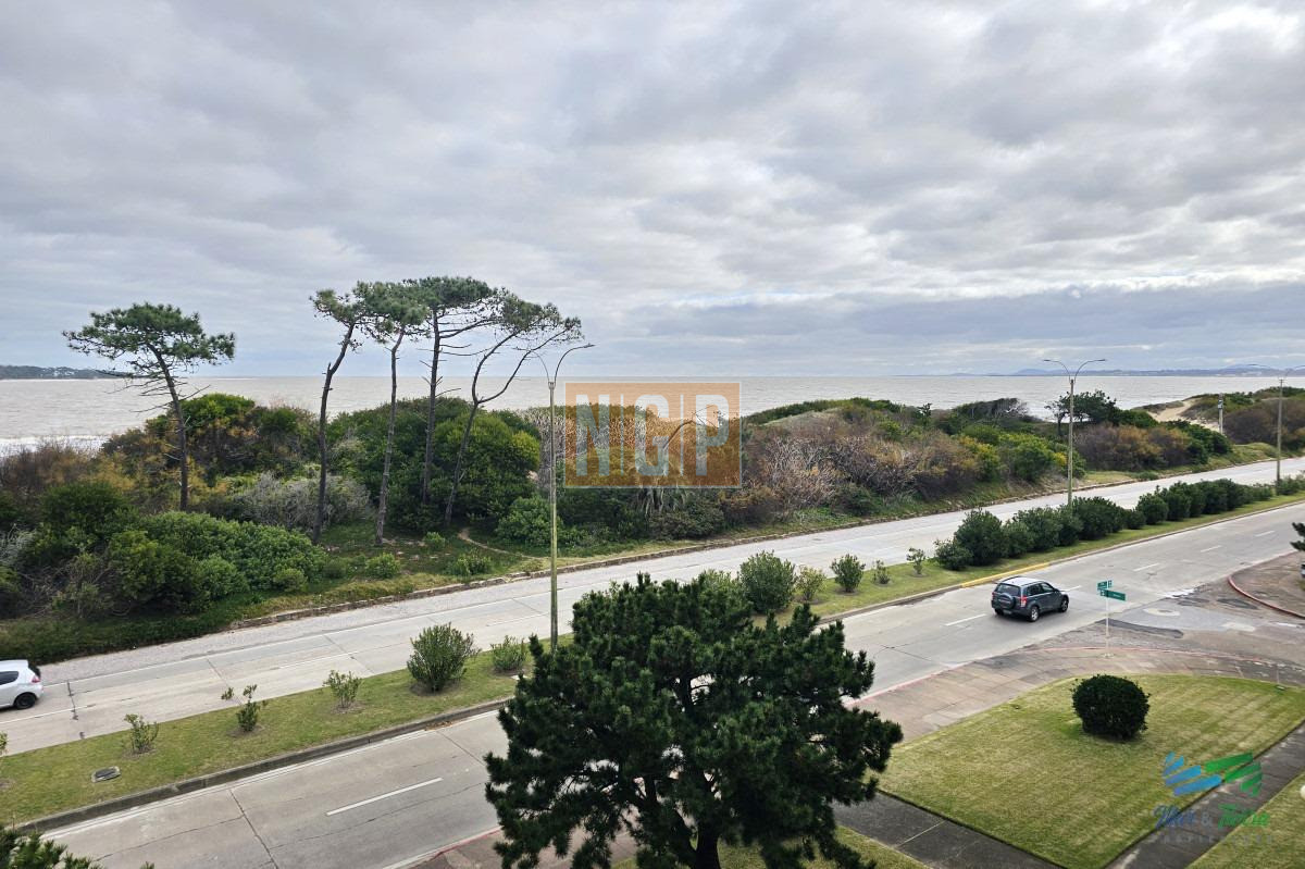 Edificio de 3 dormitorios en Punta del Este primera línea Mansa - NGP31405A