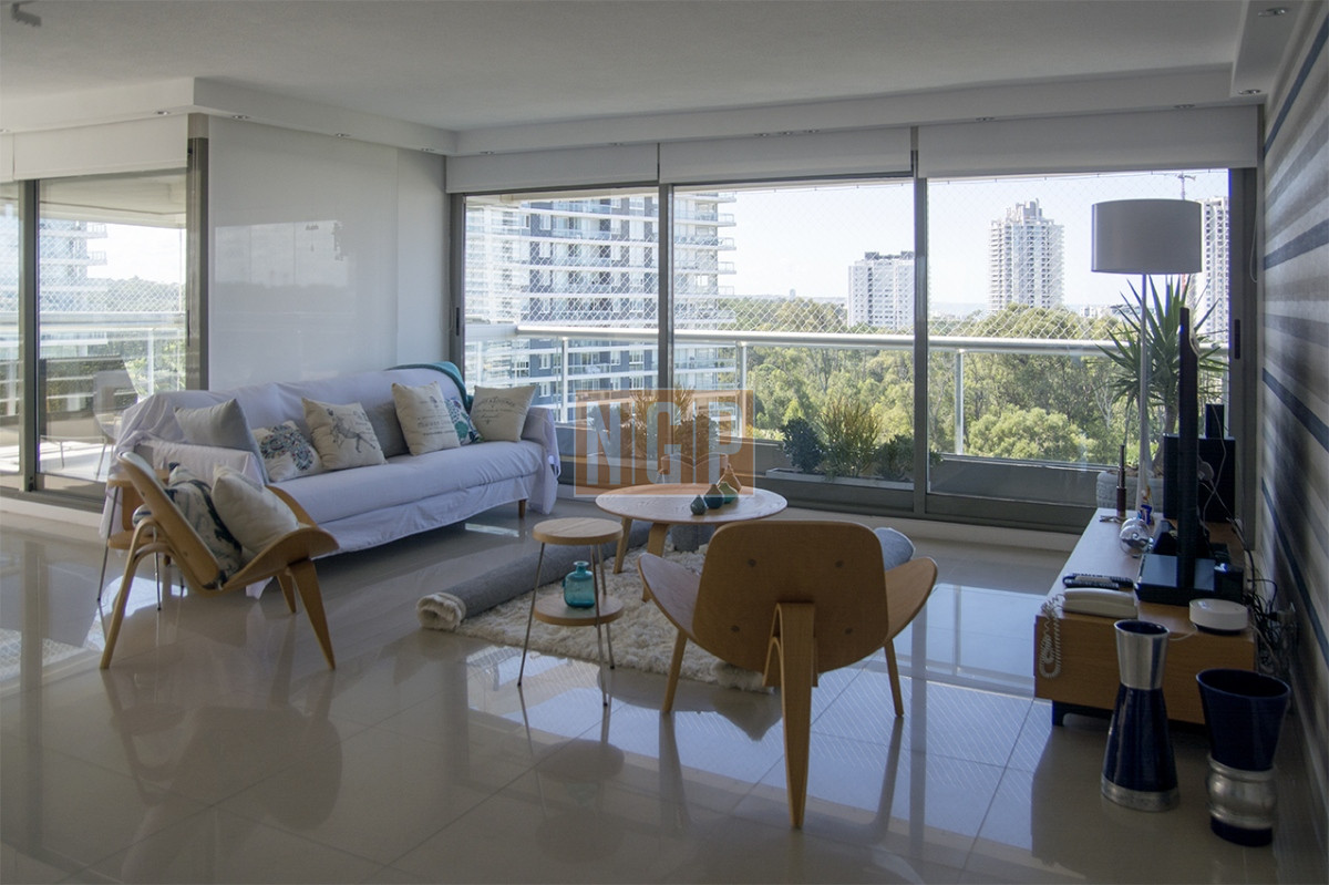 Vende gran apartamento en Brava - Punta del Este de 3 Dormitorios - NGP30170A
