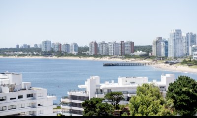 Vende apartamento con balcon y 3 dormitorios en Península Punta del Este