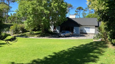 vende casa en la mejor zona de playa mansa, punta del este  - ngp29648c