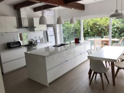 vende casa en la mejor zona de playa mansa, punta del este  - ngp29648c