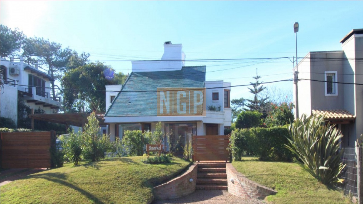casa en venta en playa brava a solo 100 mts del mar. 4 dormitorios + dep. - ngp28866c